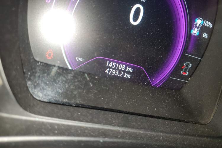 Used Renault Koleos 2017 2.5L Four-Wheel Drive Ultimate Edition Odometer Close Up