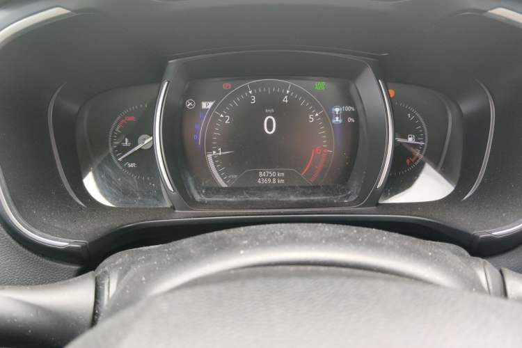 Used Renault Koleos 2017 2.5L Four-Wheel Drive Ultimate Edition Odometer Close Up