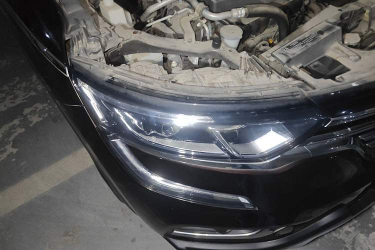 Used Renault Koleos 2017 2.0L Two-Wheel Drive Luxury Edition Right Front Headlight