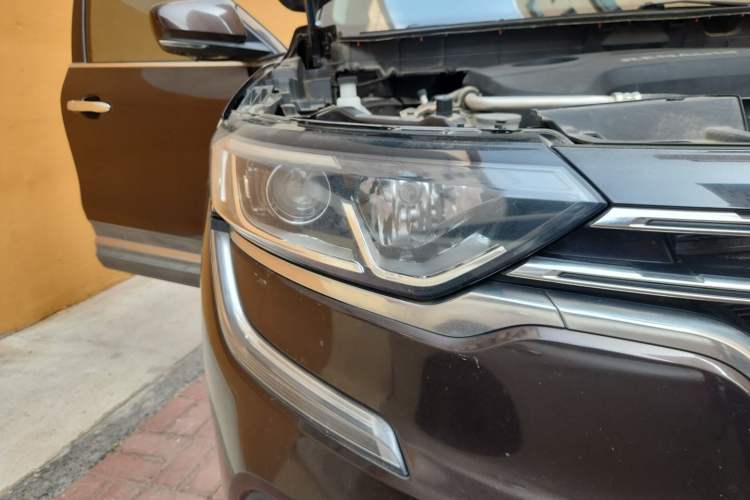 Used Renault Koleos 2017 2.5L Two-Wheel Drive Prestige Edition Right Front Headlight