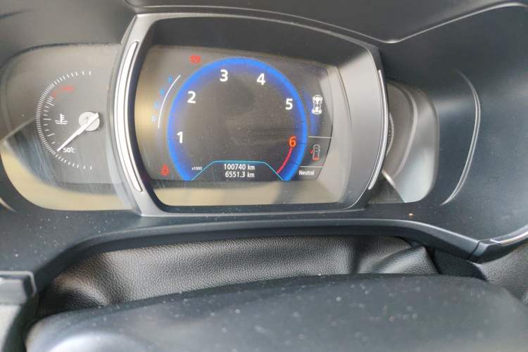 Used Renault Koleos 2017 2.5L Four-Wheel Drive Ultimate Edition Odometer Close Up