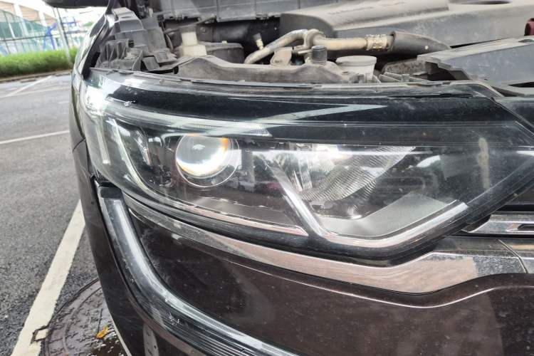 Used Renault Koleos 2017 2.0L Two-Wheel Drive Luxury Edition Right Front Headlight