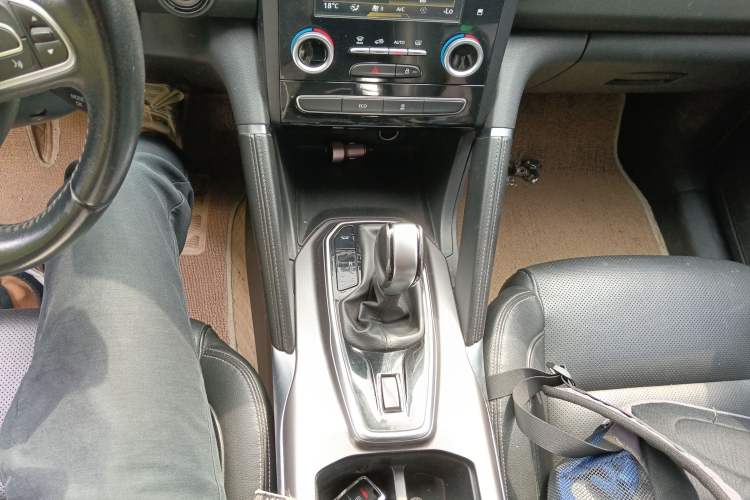 Used Renault Koleos 2017 2.0L Two-Wheel Drive Luxury Edition Gear Lever