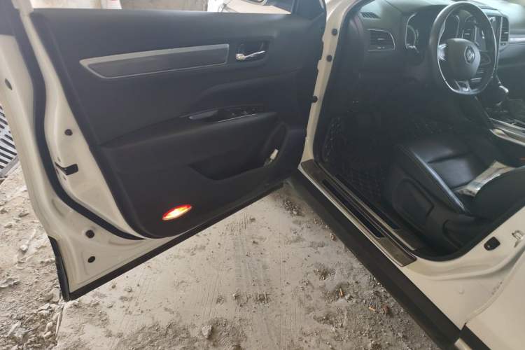Used Renault Koleos 2017 2.0L Two-Wheel-Drive Leading Edition Driver Seat