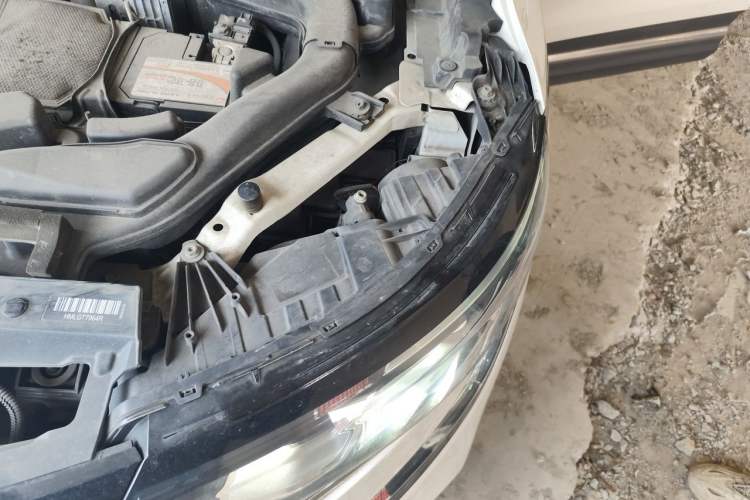 Used Renault Koleos 2017 2.0L Two-Wheel-Drive Leading Edition Engine Bay Left