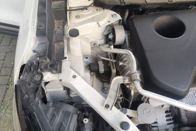 Used Renault Koleos 2017 2.5L Four-Wheel Drive Premium Edition Engine Bay Right