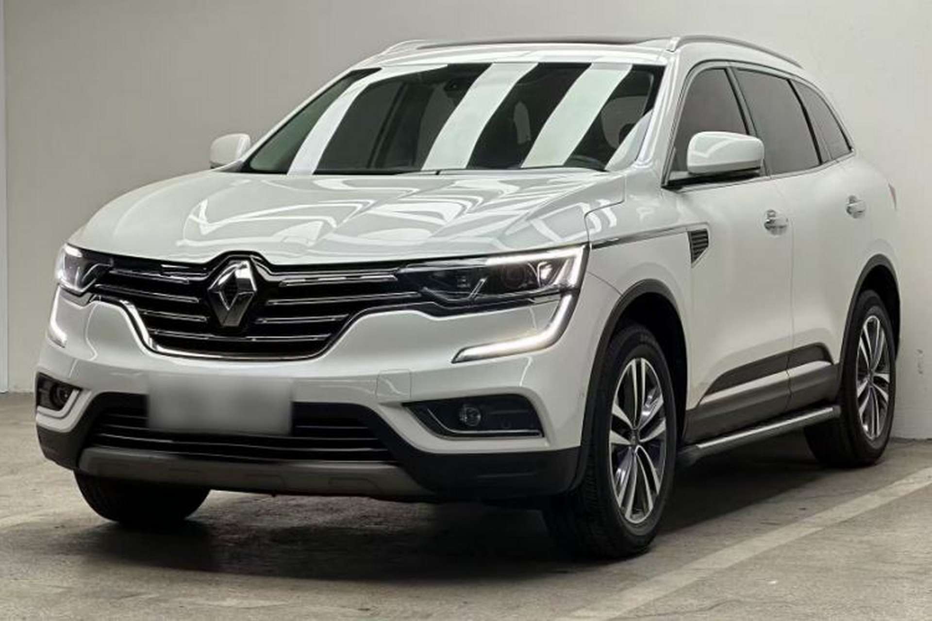 Used Renault Koleos 2017 2.5L Four-Wheel Drive Ultimate Edition Front Left 45 Deg