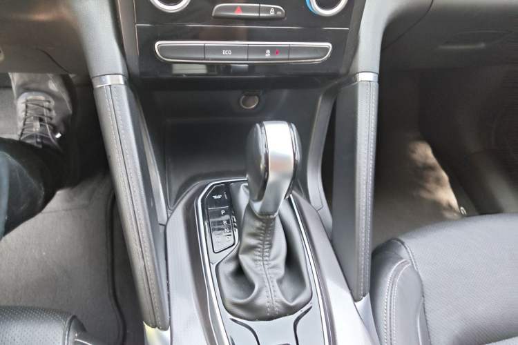 Used Renault Koleos 2017 2.0L Two-Wheel Drive Luxury Edition Gear Lever