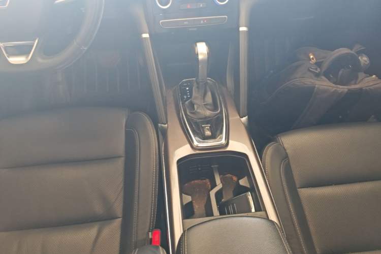 Used Renault Koleos 2017 2.0L Two-Wheel Drive Luxury Edition Gear Lever