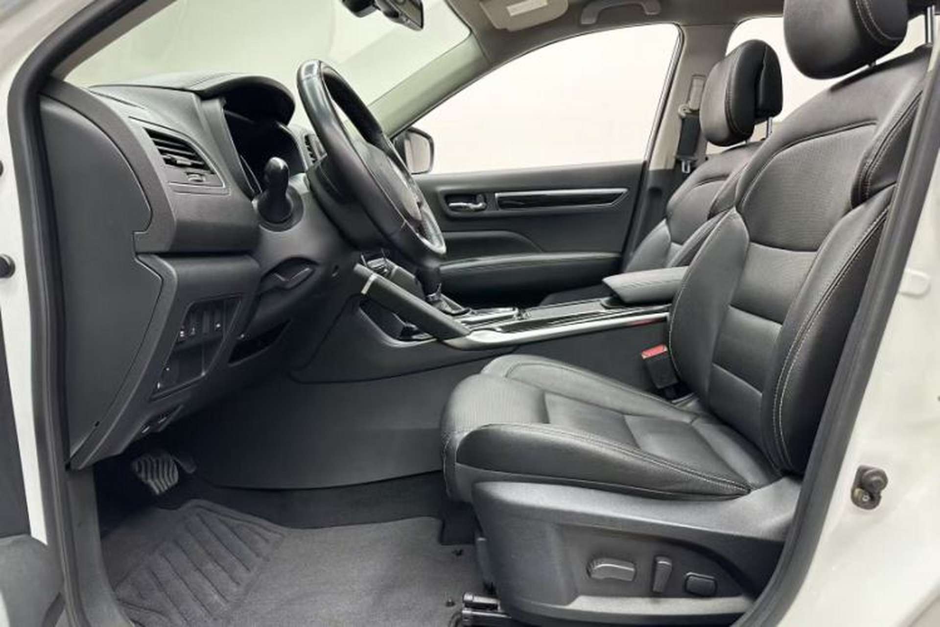 Used Renault Koleos 2017 2.5L Four-Wheel Drive Ultimate Edition Interior 8