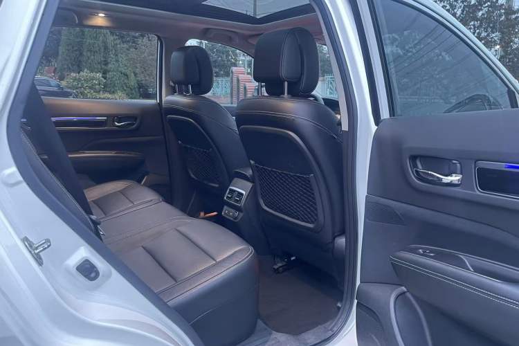 Used Renault Koleos 2017 2.5L Four-Wheel Drive Ultimate Edition Interior 9