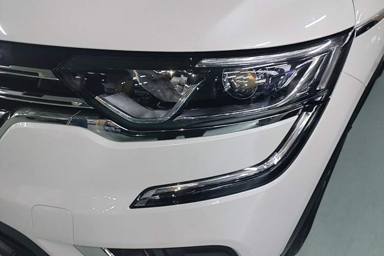 Used Renault Koleos 2017 2.0L Two-Wheel Drive Luxury Edition Left Front Headlight