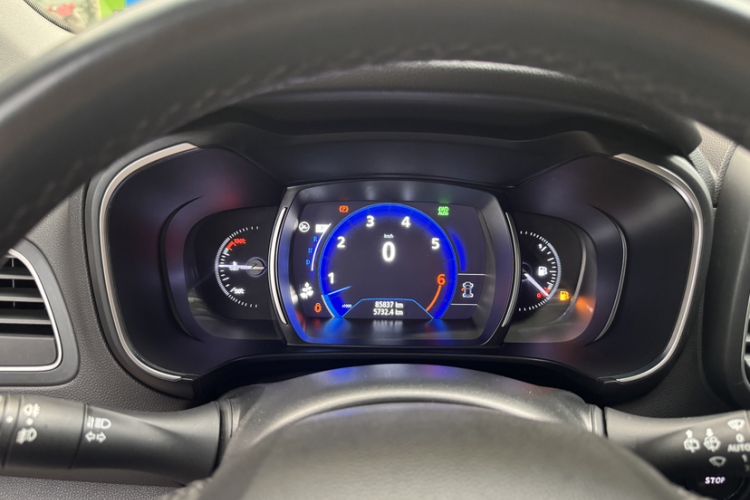 Used Renault Koleos 2017 2.5L Four-Wheel Drive Ultimate Edition Odometer Close Up