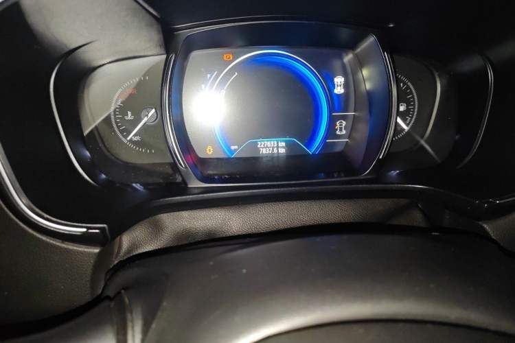 Used Renault Koleos 2017 2.5L Four-Wheel Drive Ultimate Edition Odometer Close Up