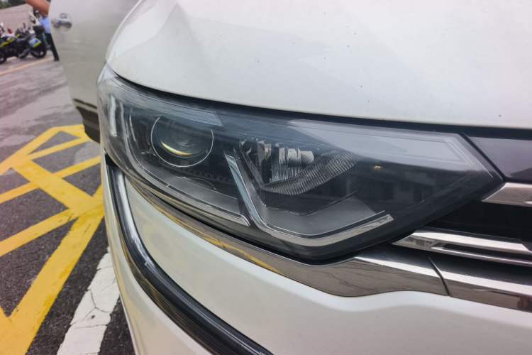 Used Renault Koleos 2017 2.5L Four-Wheel Drive Ultimate Edition Right Front Headlight