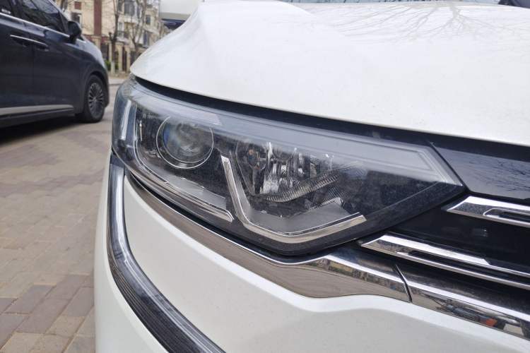 Used Renault Koleos 2017 2.0L Two-Wheel Drive Luxury Edition Right Front Headlight