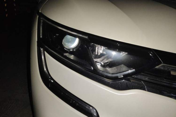 Used Renault Koleos 2017 2.0L Two-Wheel Drive Luxury Edition Right Front Headlight