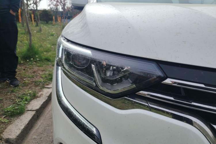 Used Renault Koleos 2017 2.0L Two-Wheel Drive Luxury Edition Right Front Headlight