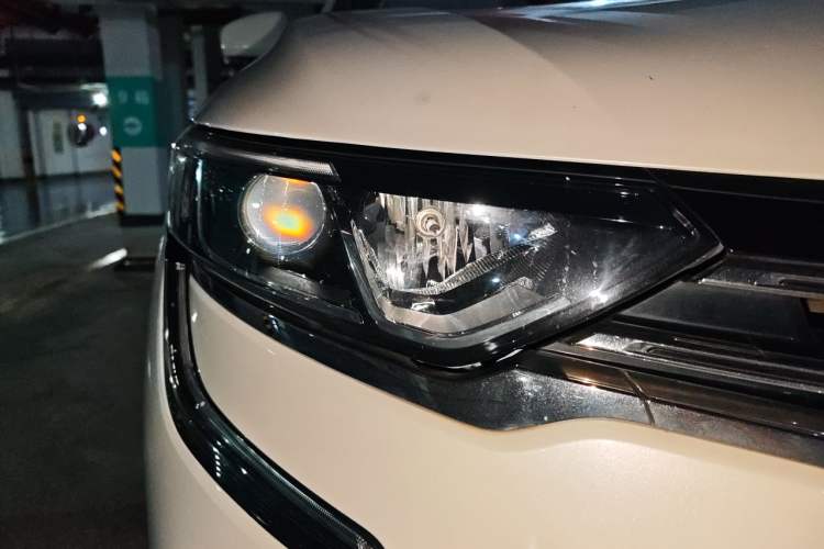 Used Renault Koleos 2017 2.0L Two-Wheel-Drive Leading Edition Right Front Headlight