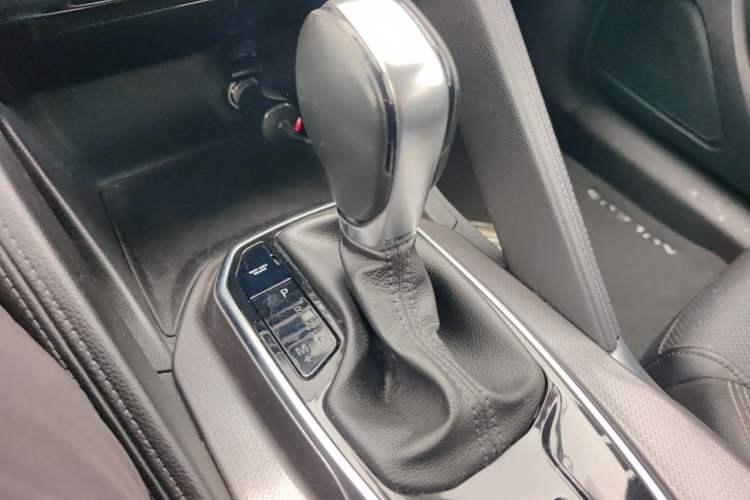 Used Renault Koleos 2017 2.0L Two-Wheel Drive Luxury Edition Gear Lever
