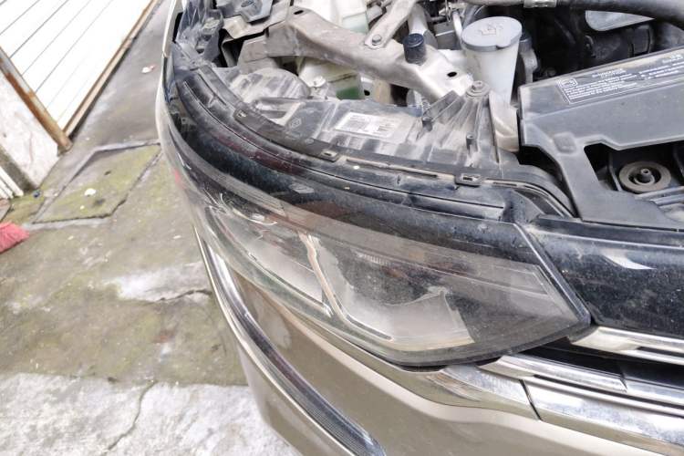 Used Renault Koleos 2017 2.0L Two-Wheel Drive Luxury Edition Right Front Headlight