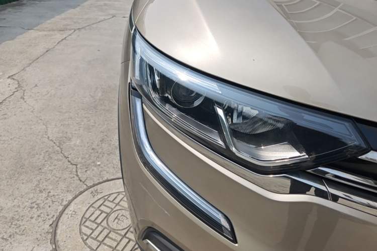 Used Renault Koleos 2017 2.0L Two-Wheel Drive Luxury Edition Right Front Headlight