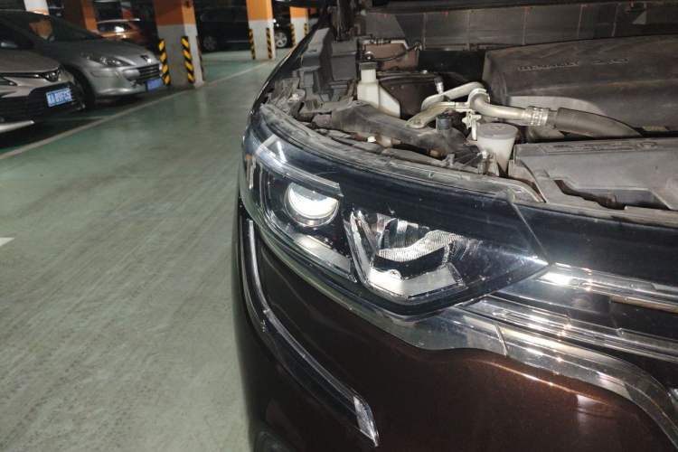 Used Renault Koleos 2017 2.0L Two-Wheel Drive Luxury Edition Right Front Headlight