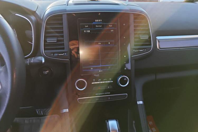 Used Renault Koleos 2018 2.0L Two-Wheel-Drive Luxury Edition Audio And AC Panel