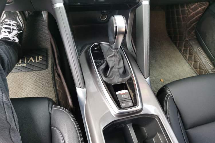 Used Renault Koleos 2018 2.0L Two-Wheel-Drive Luxury Edition Gear Lever