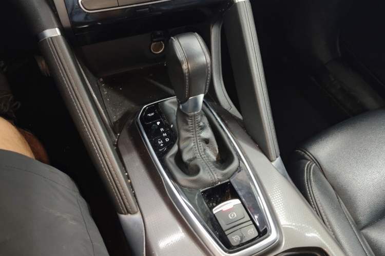 Used Renault Koleos 2018 2.0L Two-Wheel-Drive Luxury Edition Gear Lever
