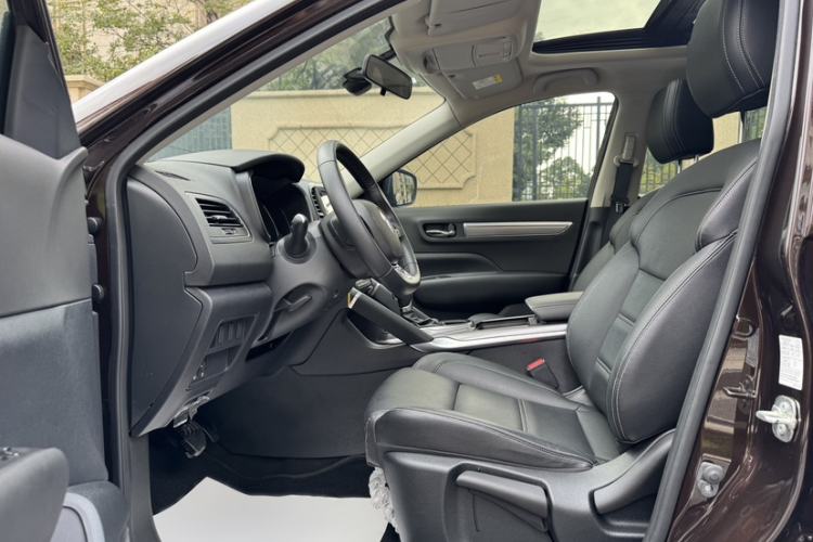 Used Renault Koleos 2018 2.0L Two-Wheel Drive Leading Edition Interior 2
