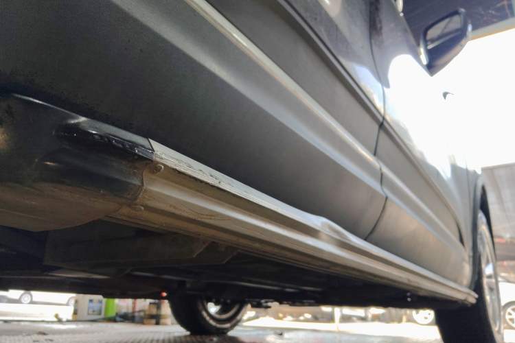 Used Renault Koleos 2018 2.0L Two-Wheel-Drive Luxury Edition Right Side Sill