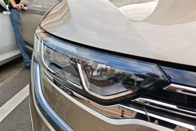 Used Renault Koleos 2018 2.0L Two-Wheel-Drive Luxury Edition Right Front Headlight
