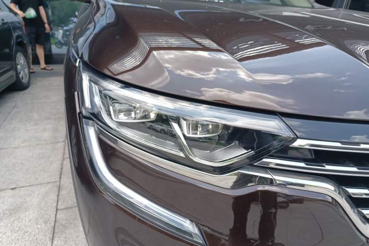 Used Renault Koleos 2018 2.0L Two-Wheel Drive 120th Anniversary Limited Edition Right Front Headlight
