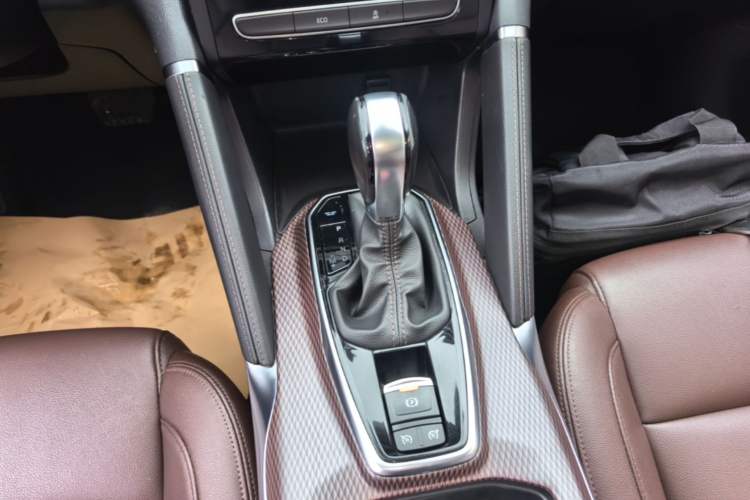 Used Renault Koleos 2018 2.0L Two-Wheel Drive 120th Anniversary Limited Edition Gear Lever