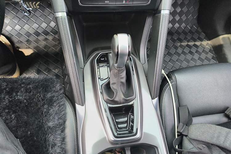 Used Renault Koleos 2018 2.0L Two-Wheel Drive Comfort Edition Gear Lever