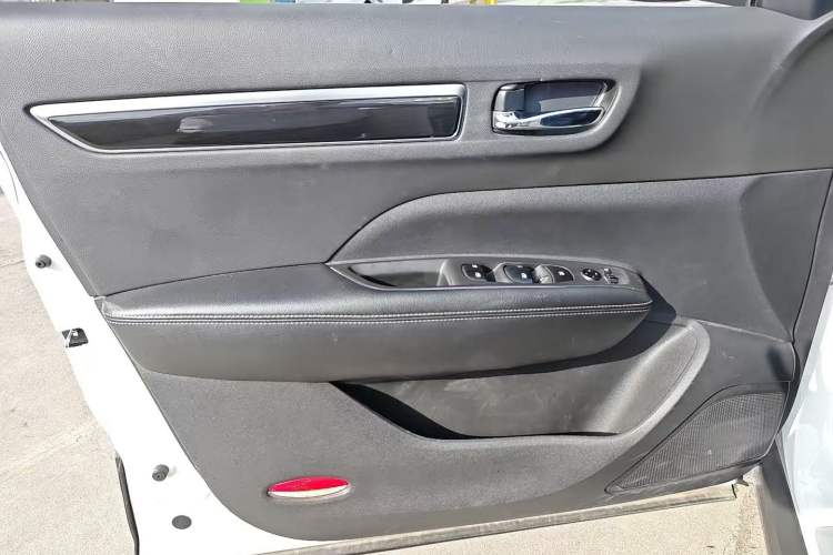 Used Renault Koleos 2018 2.5L Four-Wheel Drive Ultimate Edition Interior 8