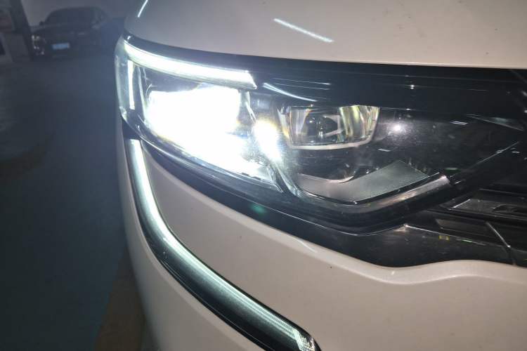 Used Renault Koleos 2018 2.5L Two-Wheel Drive 120th Anniversary Limited Edition Right Front Headlight