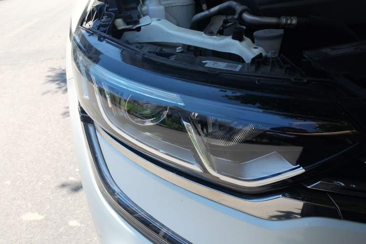 Used Renault Koleos 2018 2.0L Two-Wheel-Drive Luxury Edition Right Front Headlight