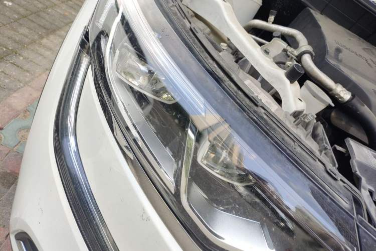 Used Renault Koleos 2018 2.0L Two-Wheel Drive 120th Anniversary Limited Edition Right Front Headlight