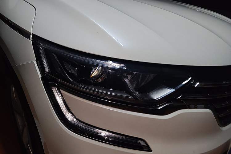 Used Renault Koleos 2018 2.0L Two-Wheel-Drive Luxury Edition Right Front Headlight