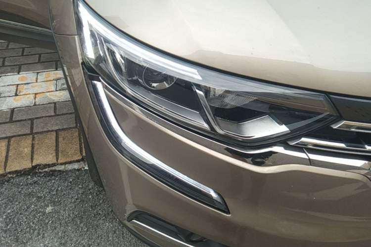 Used Renault Koleos 2018 2.0L Two-Wheel-Drive Luxury Edition Right Front Headlight