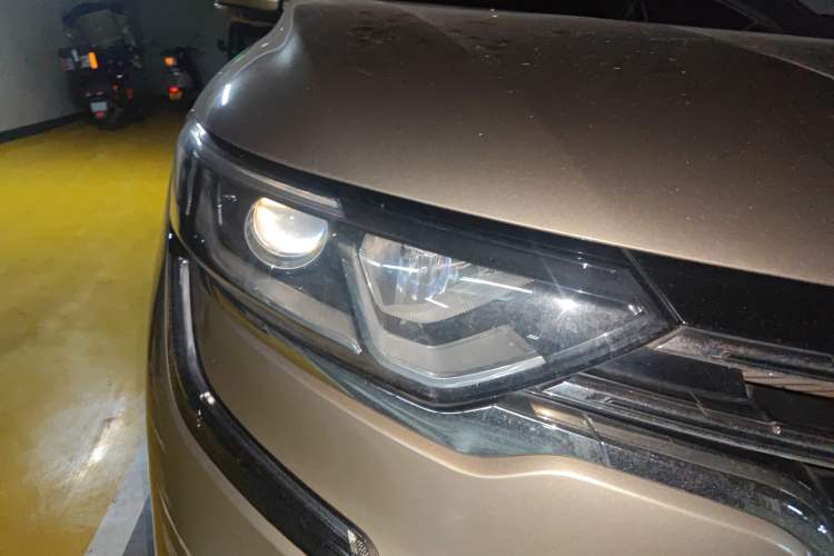 Used Renault Koleos 2018 2.5L Two-Wheel Drive Prestige Edition Right Front Headlight