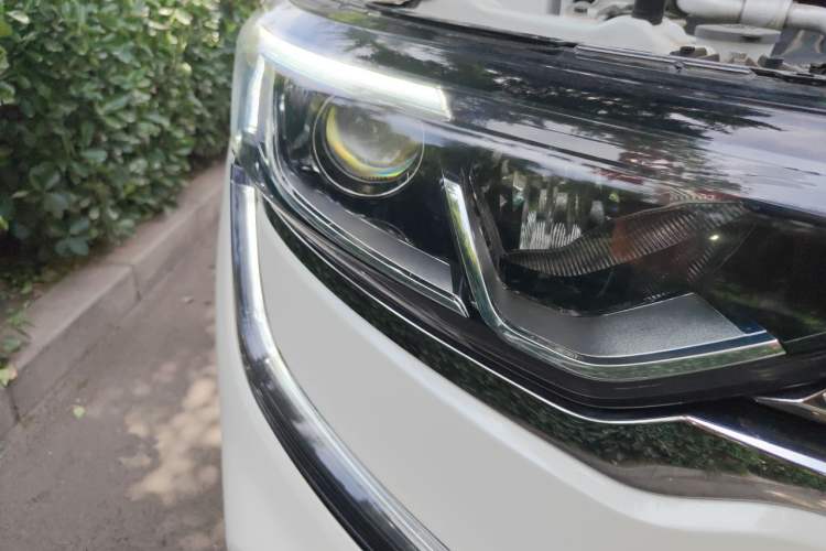 Used Renault Koleos 2019 SCe200 Two-Wheel Drive Explore Smart Enjoyment Version China VI Standard Right Front Headlight