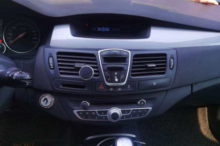Used Renault Laguna 2011 2.0T Comfort Edition Audio And AC Panel