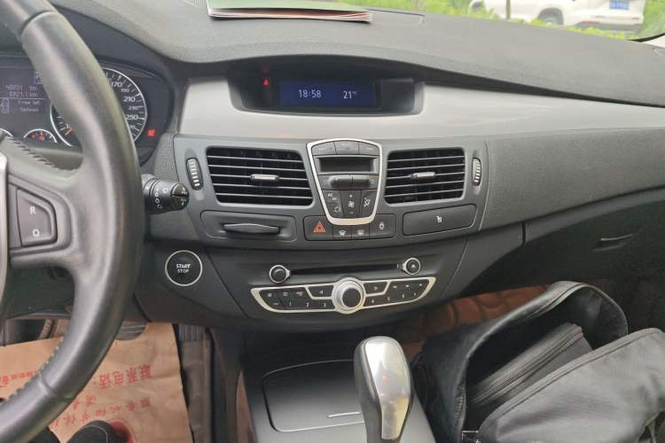 Used Renault Laguna 2011 2.0T Comfort Edition Audio And AC Panel