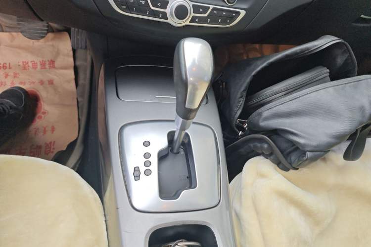 Used Renault Laguna 2011 2.0T Comfort Edition Gear Lever