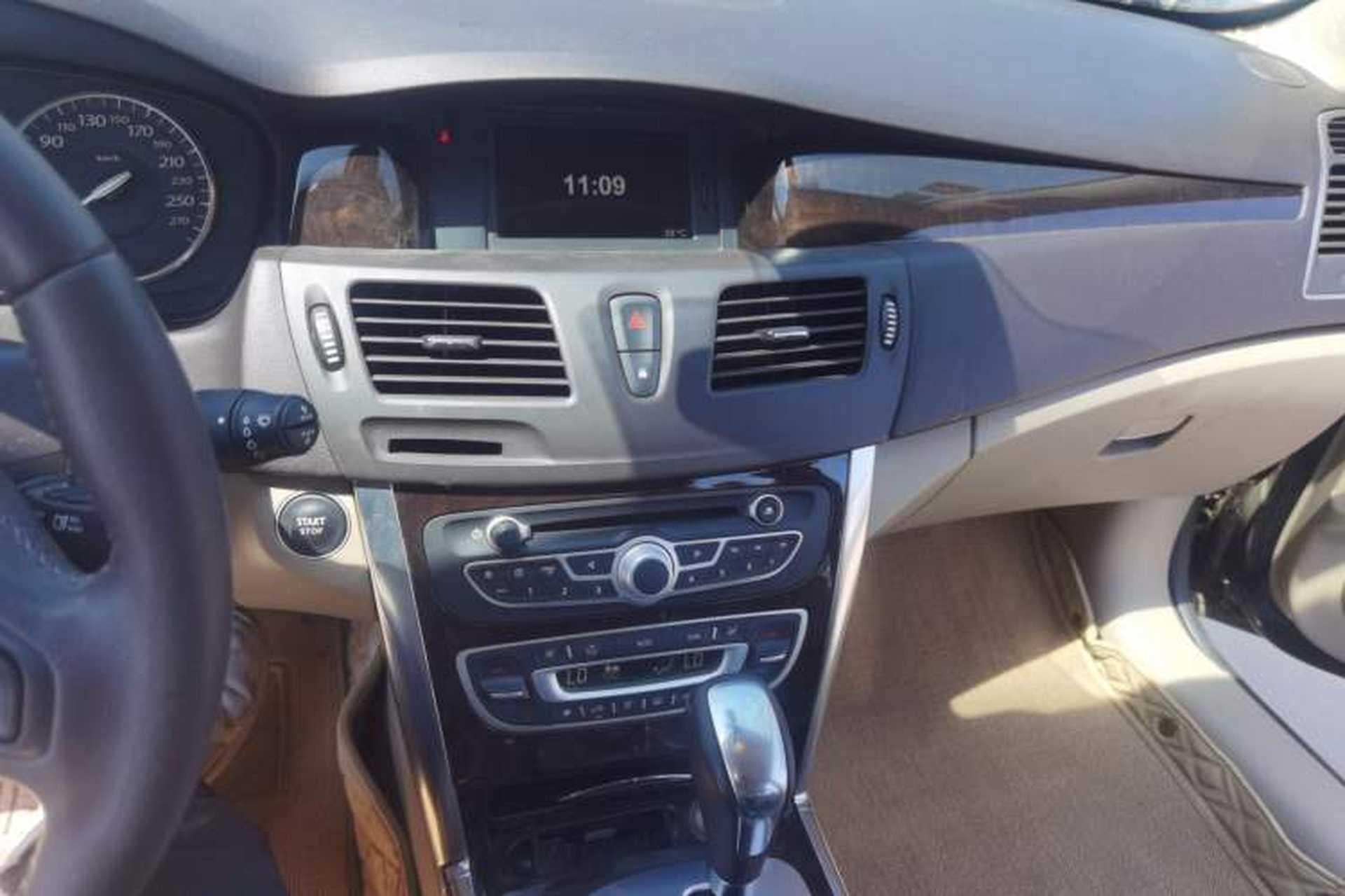 Used Renault Latitude 2011 2.5L Automatic Flagship Navigation Edition Audio And AC Panel