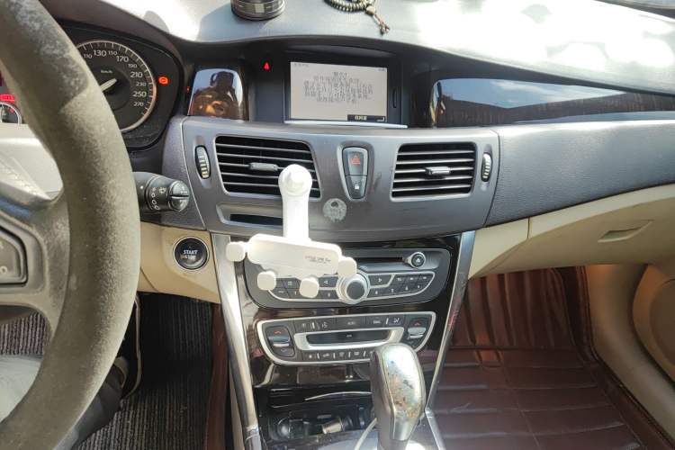Used Renault Latitude 2011 2.5L Automatic Flagship Navigation Edition Audio And AC Panel