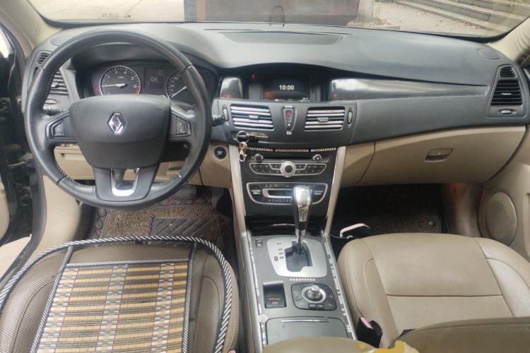 Used Renault Latitude 2011 2.0L CVT Luxury Navigation Edition Center Console